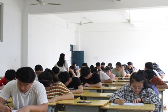 说明: G:\新闻稿\20190516自动化工程系成功举办“五进宿舍之党建进宿舍”知识竞赛活动\3.JPG